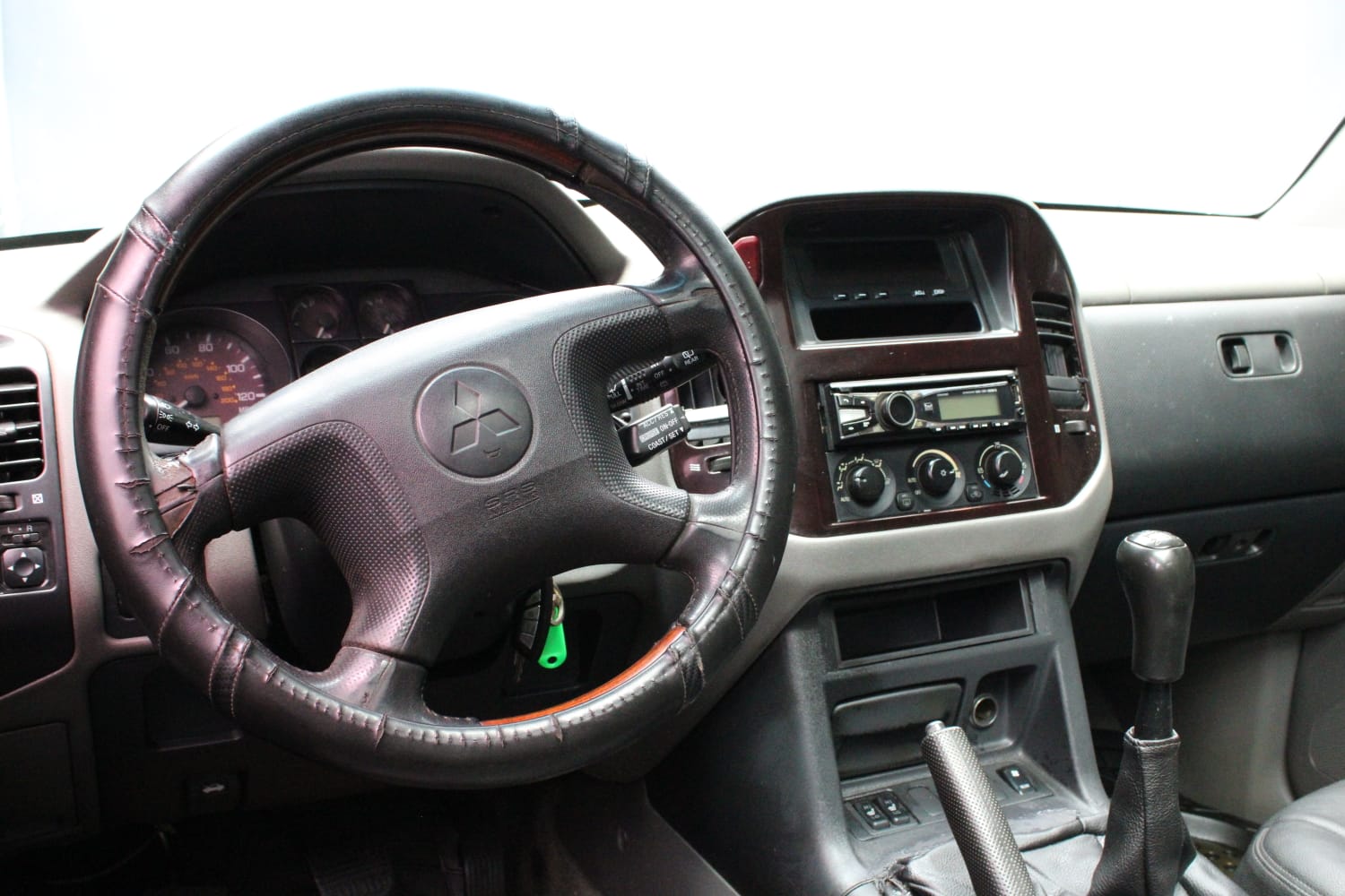 MITSUBISHI MONTERO