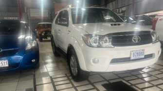 TOYOTA FORTUNER 2010