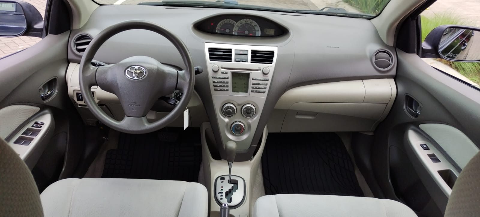 TOYOTA YARIS 2009