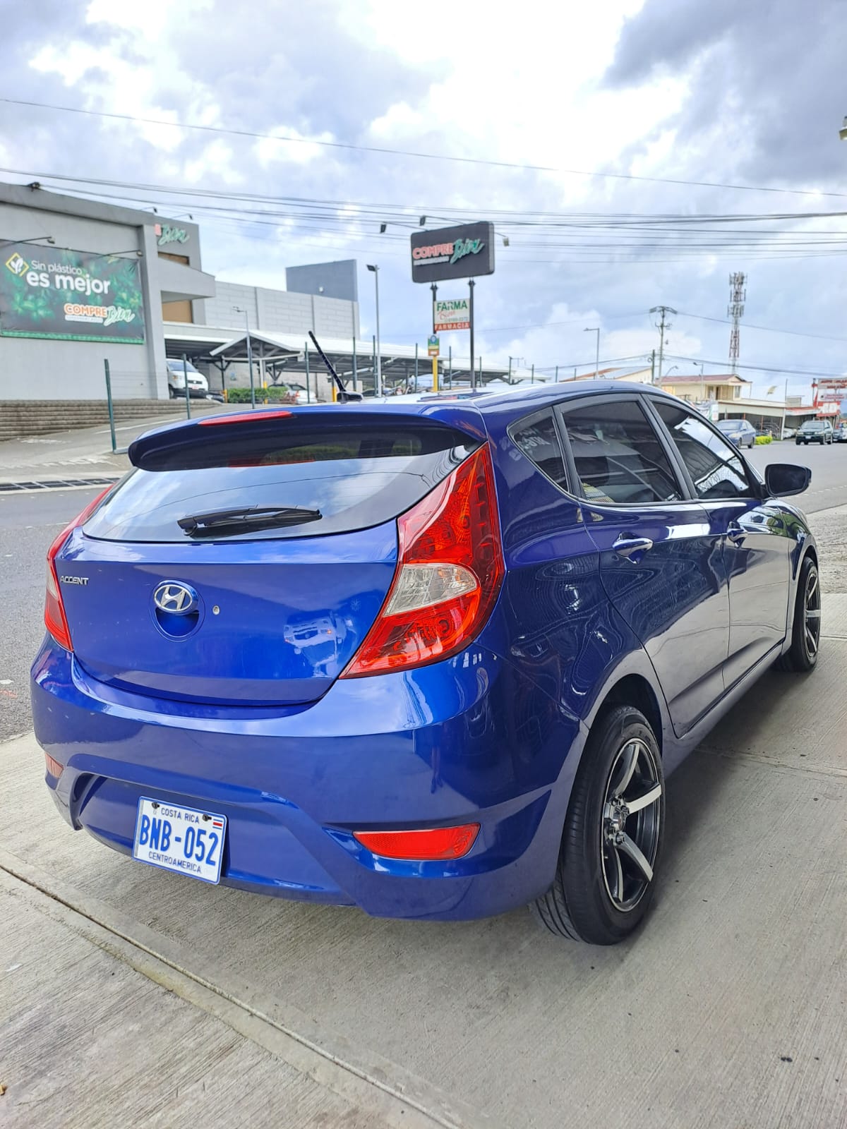 HYUNDAI ACCENT HATCHBACK 2012
