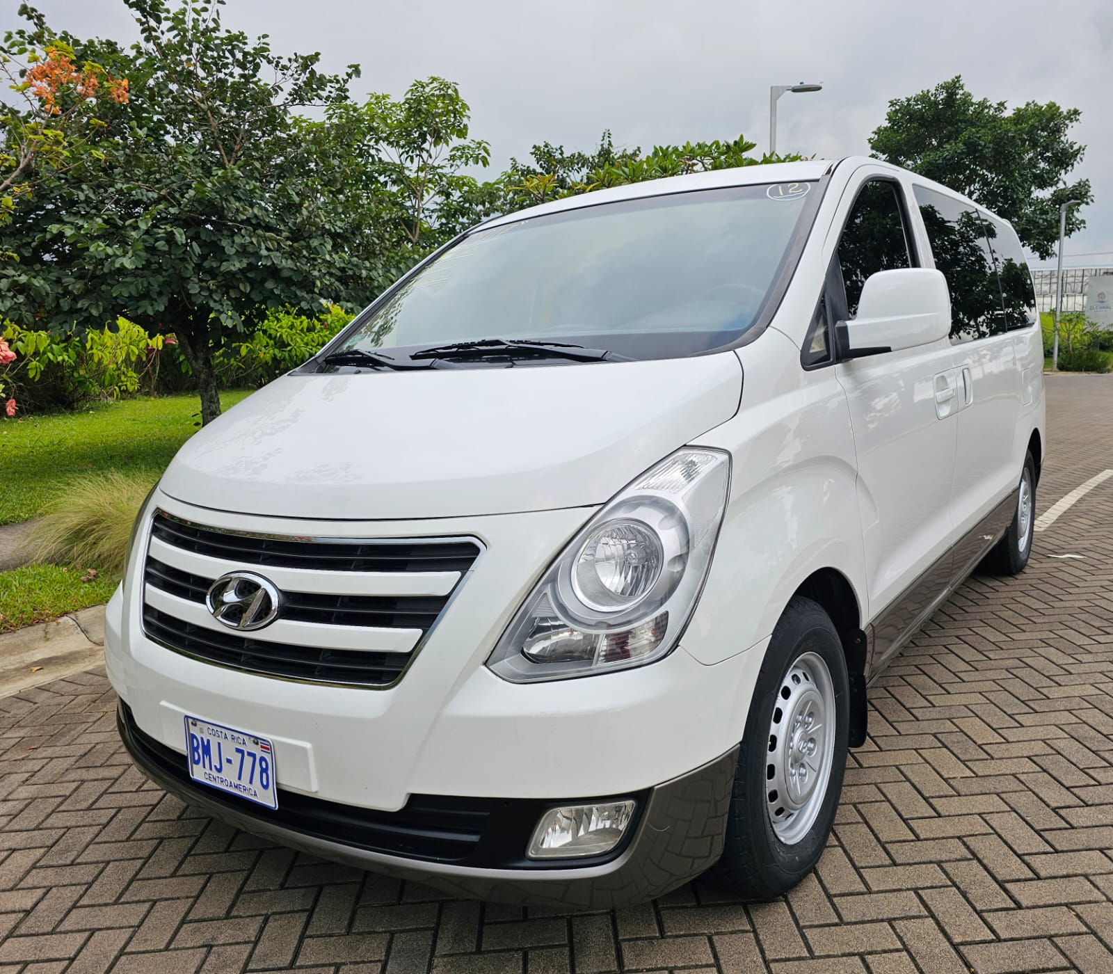 HYUNDAI STAREX 12 PASAJEROS