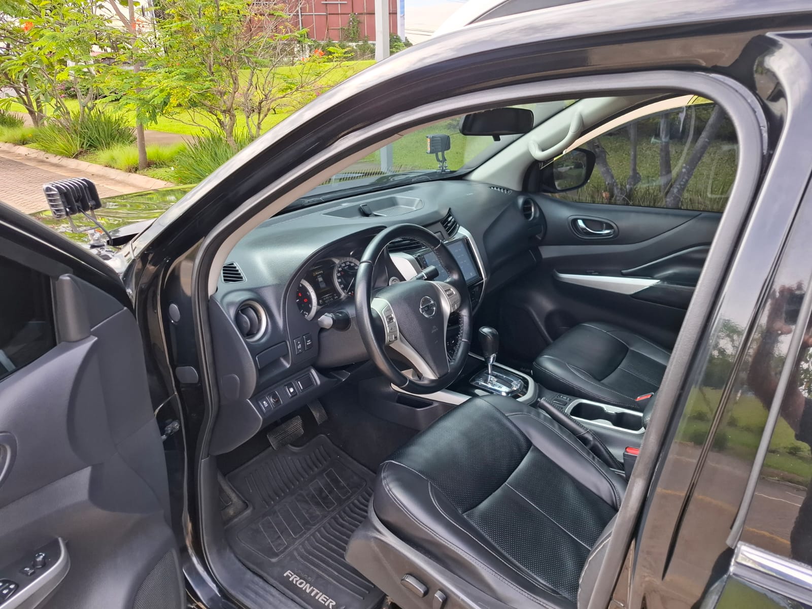 NISSAN FRONTIER NP300