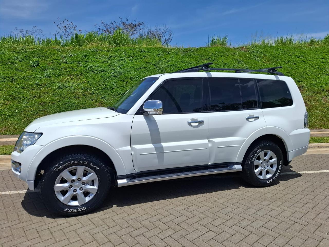 MITSUBISHI MONTERO