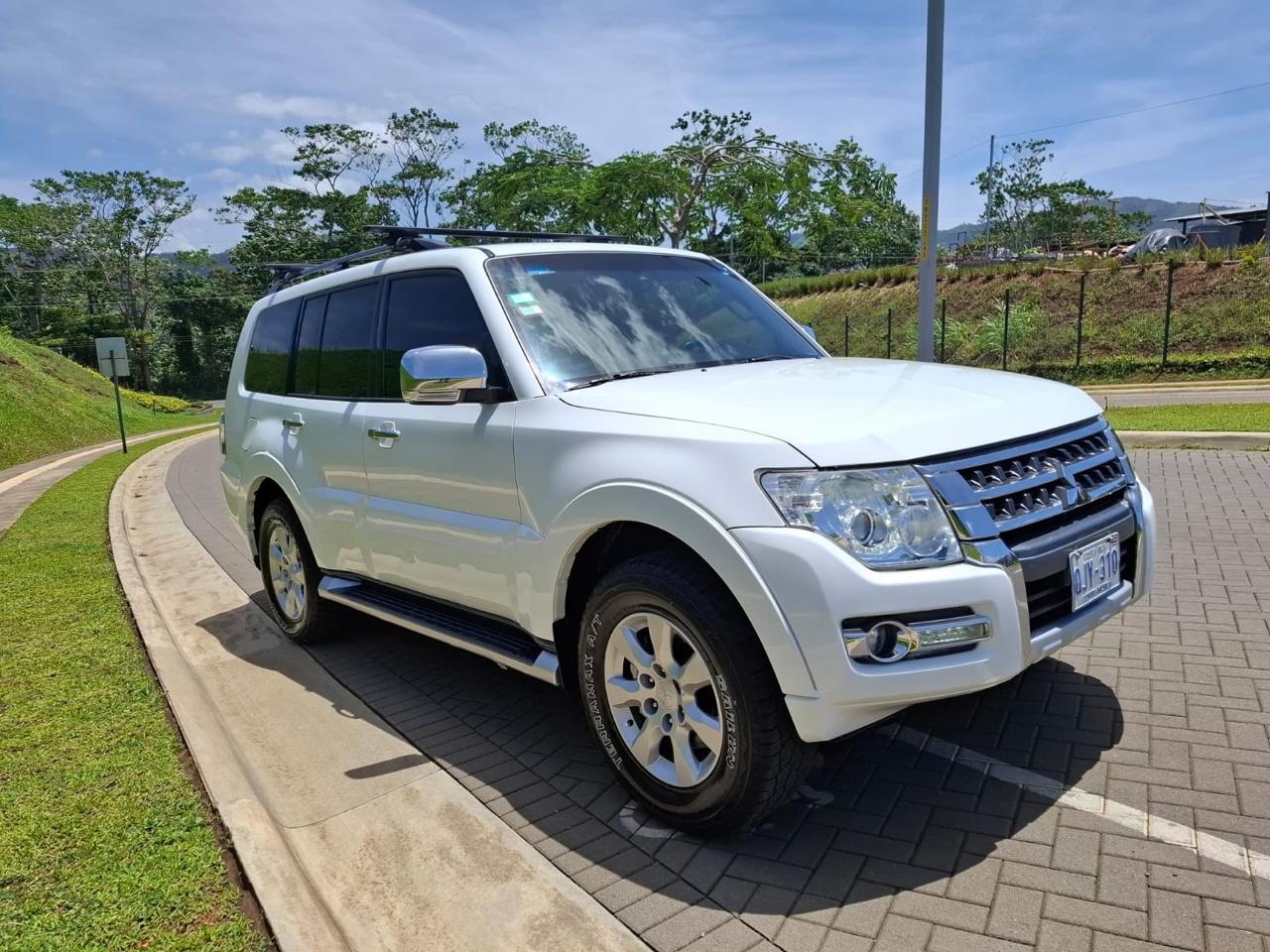 MITSUBISHI MONTERO