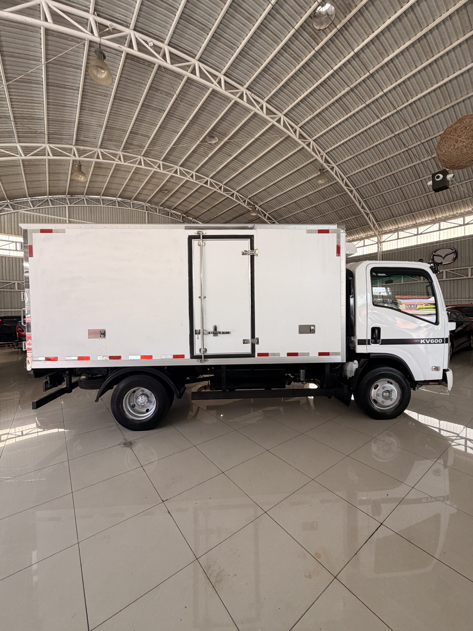 2019 ISUZU KV600 REFRIGERADO - C8896