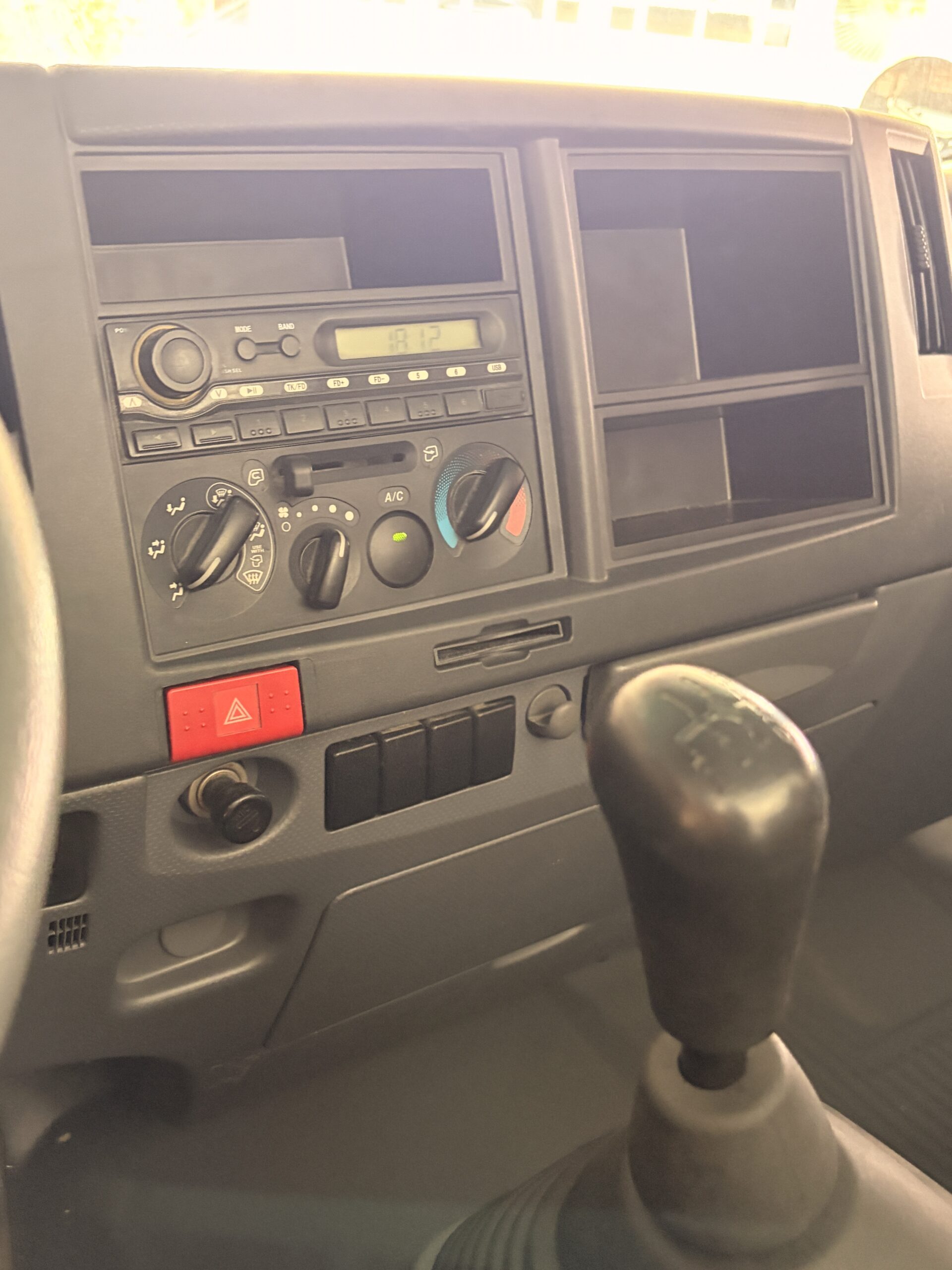 2016 ISUZU NPR VAGONETA -C1171